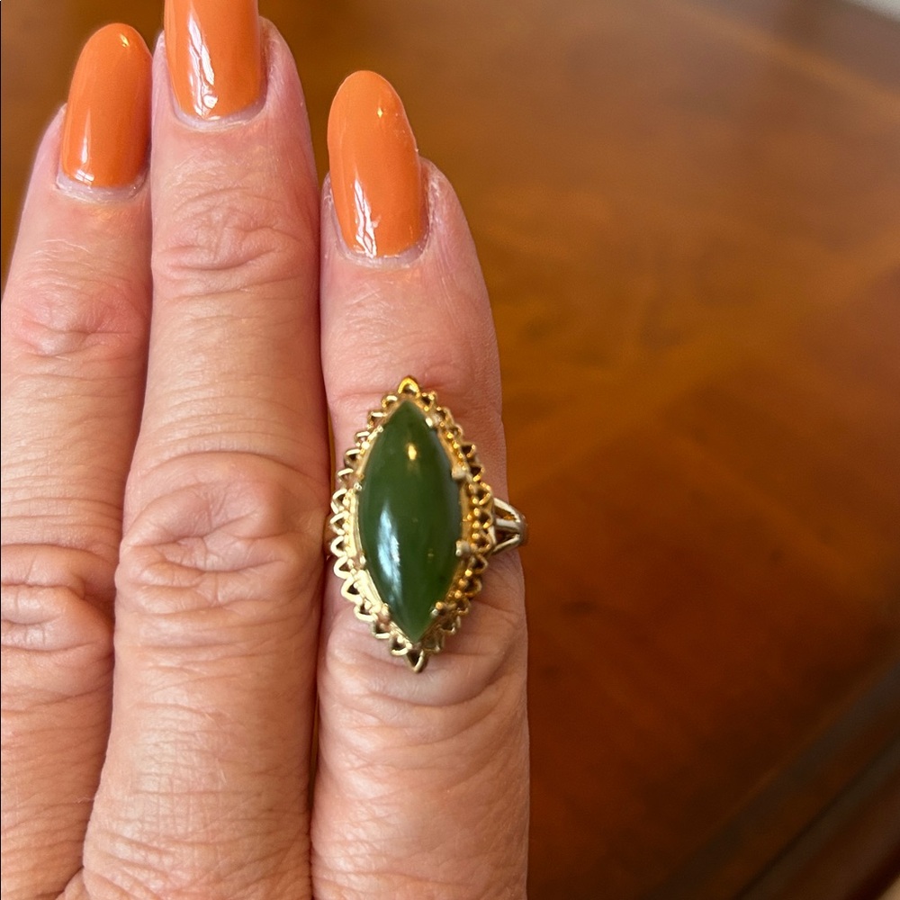 VINTAGE ESTATE PIECE! Jade and 14kt Gold Women's Ring - Picture 3 of 11
